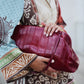 Detail der roten Alberta Ferretti Maxi Pouch aus Eelleder