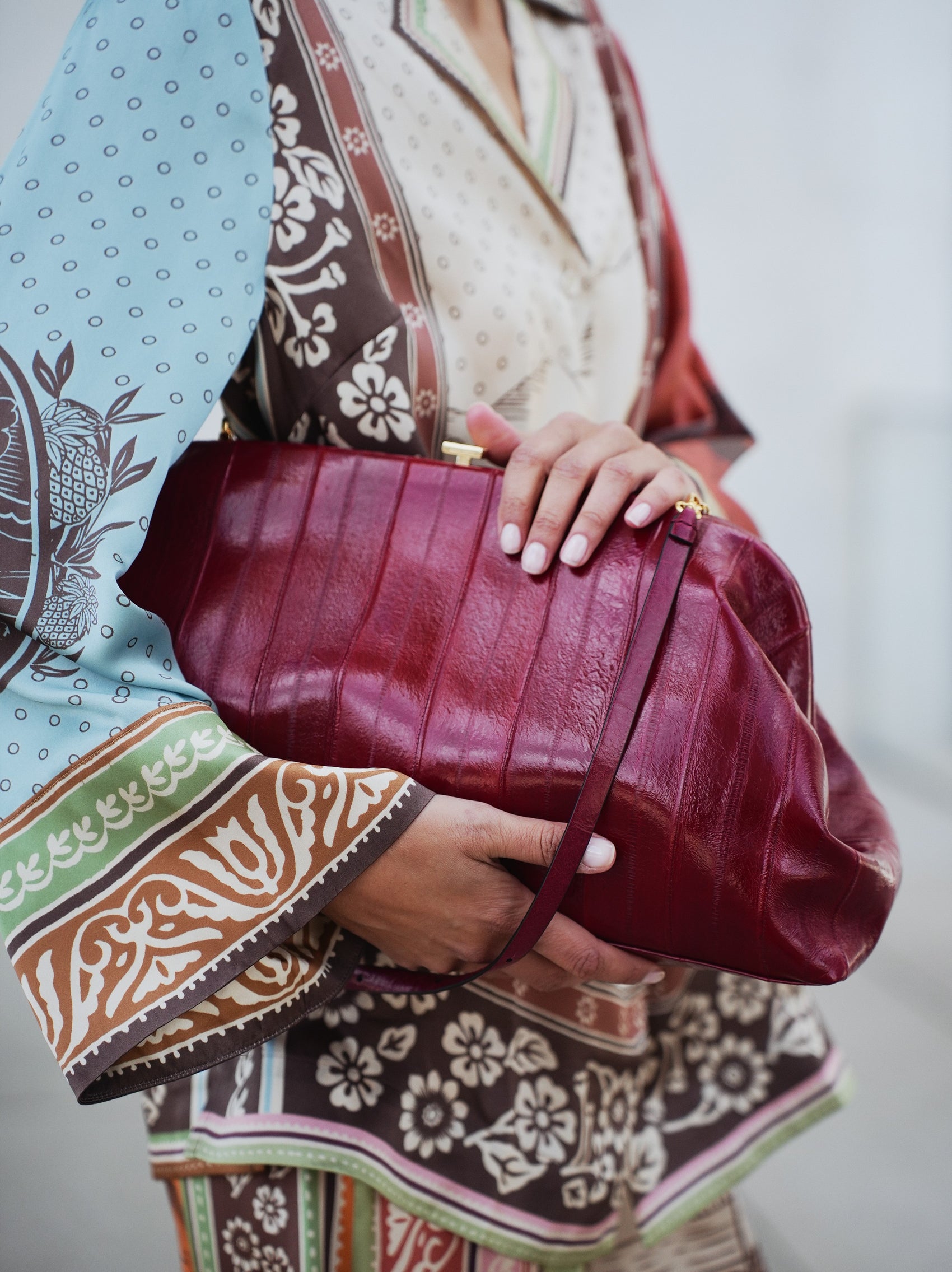 Detail der roten Alberta Ferretti Maxi Pouch aus Eelleder