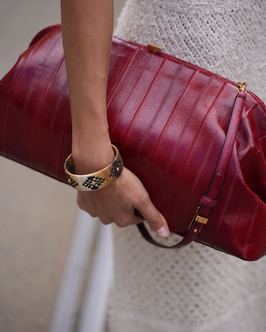 Alberta Ferretti Maxi Pouch aus rotem Eelleder als Styling-Detail
