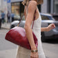 Alberta Ferretti Maxi Pouch aus rotem Eelleder seitlich getragen