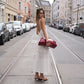 Rote Alberta Ferretti Maxi Pouch im Styling mit MRZ Strickkleid