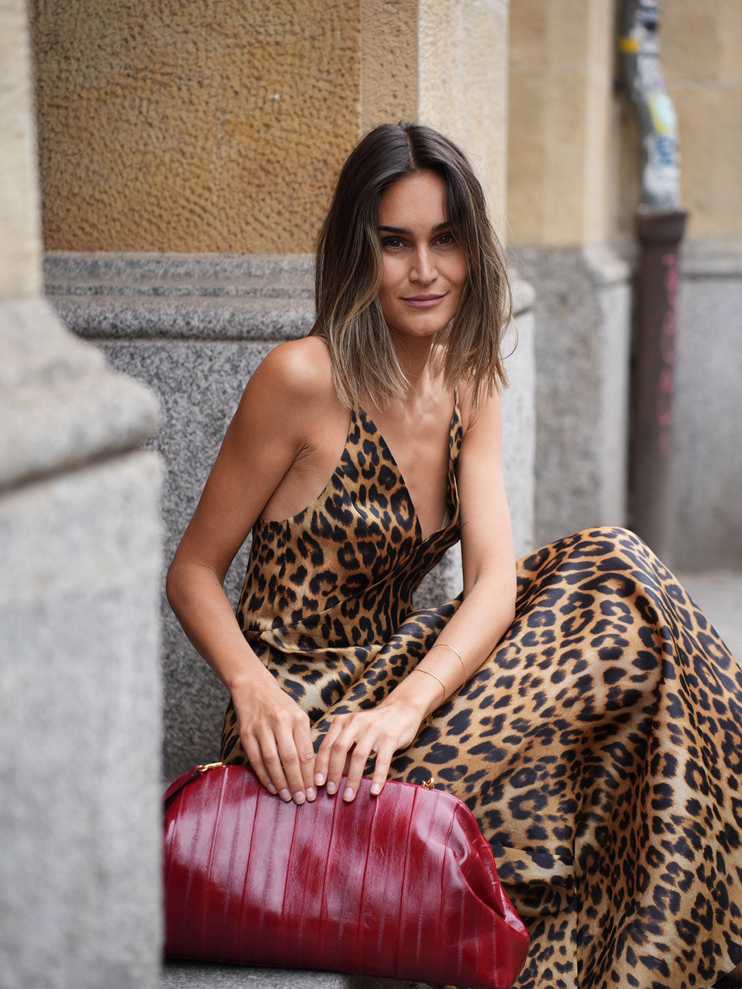 Alberta Ferretti Kleid mit Leopardenmuster im sitzenden Streetstyle