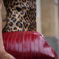 Detail des Alberta Ferretti Leopardenkleids mit roter Maxi Pouch