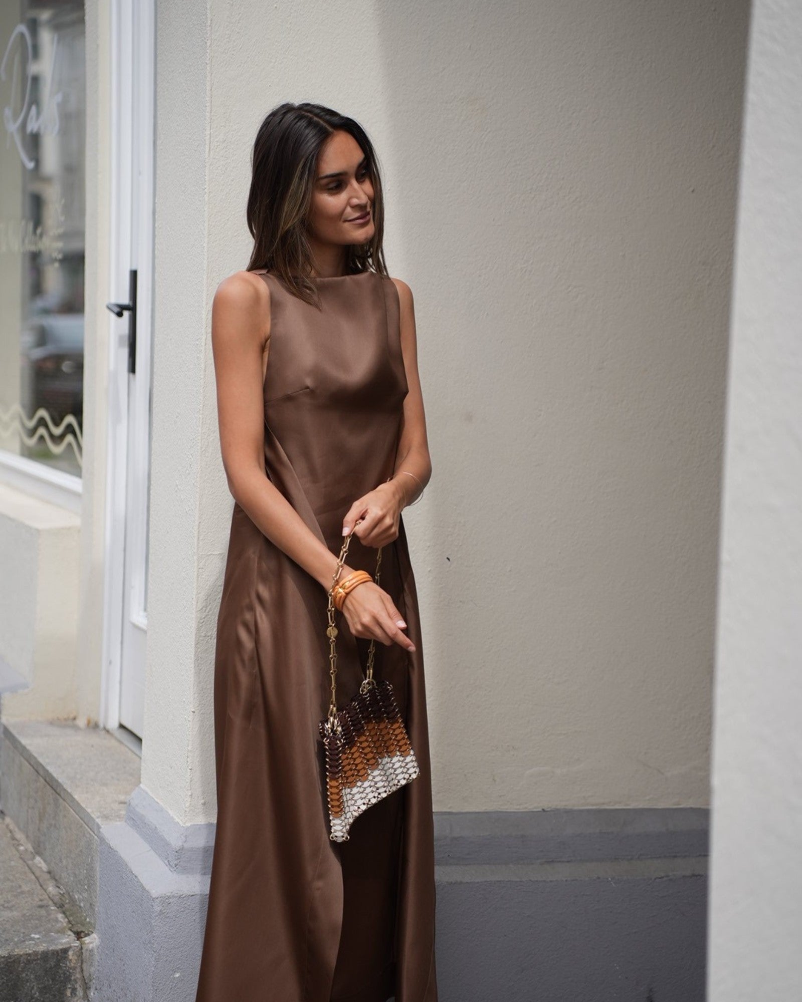 Alberta Ferretti Kleid aus braunem Seidenorganza im getragenen Streetstyle