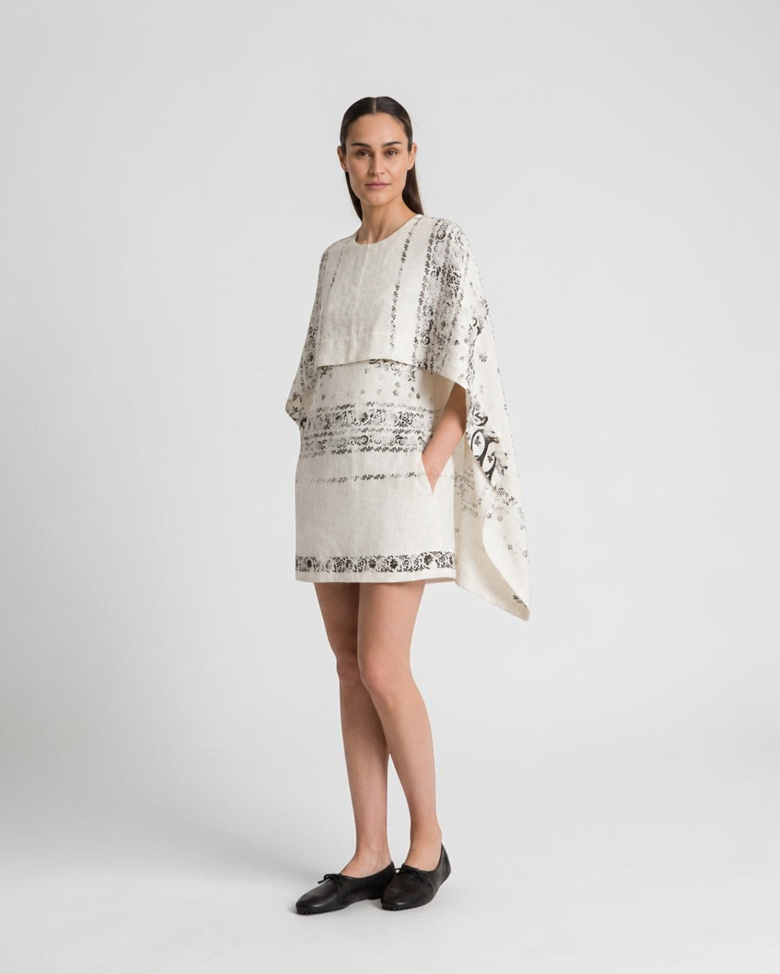 Kurzes Kleid aus bedrucktem Leinen mit Cape