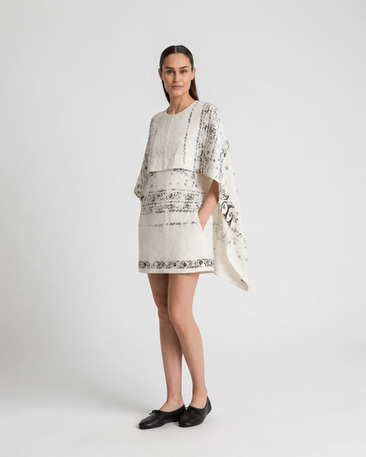 Kurzes Kleid aus bedrucktem Leinen mit Cape