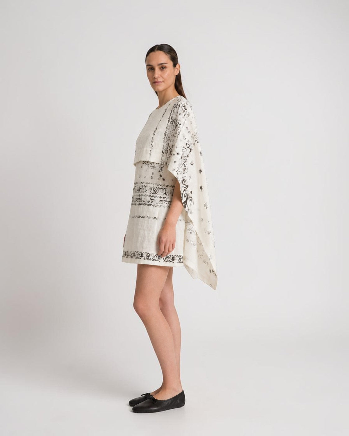 Kurzes Kleid aus bedrucktem Leinen mit Cape