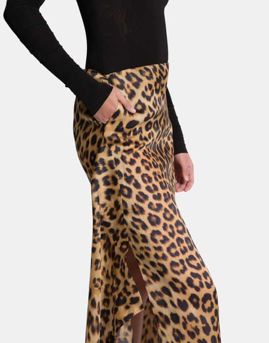 Detail des Alberta Ferretti Seidenrocks mit Leopardenmuster