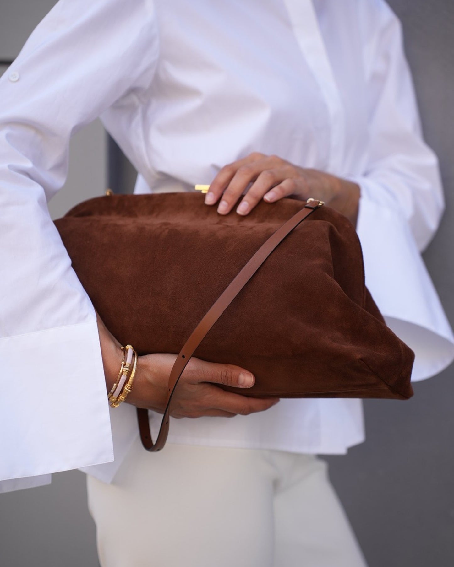 Alberta Ferretti Maxi Pouch aus braunem Wildleder als Styling-Detail