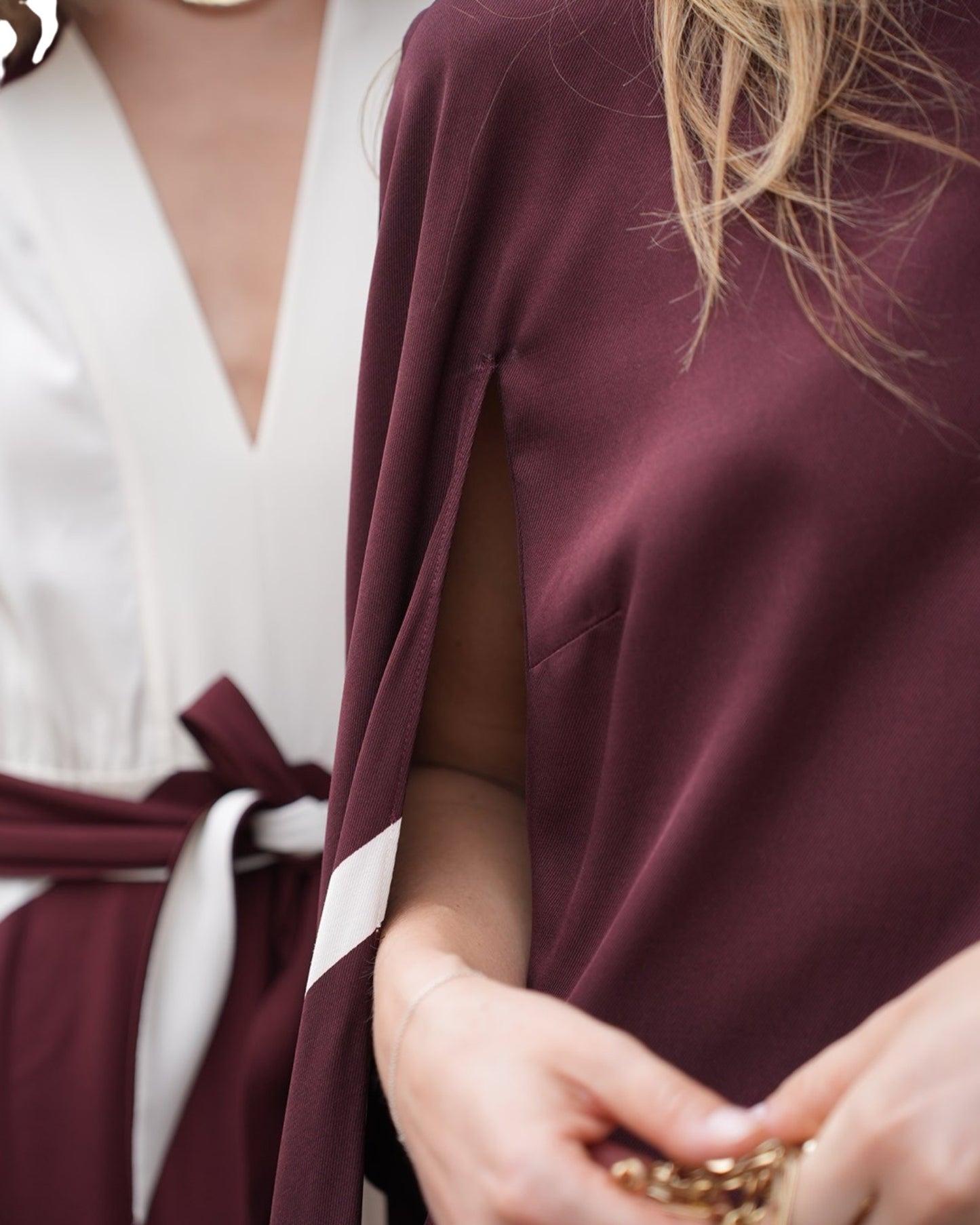 Detail des Alberta Ferretti Kleids mit grafischem Foulard-Print