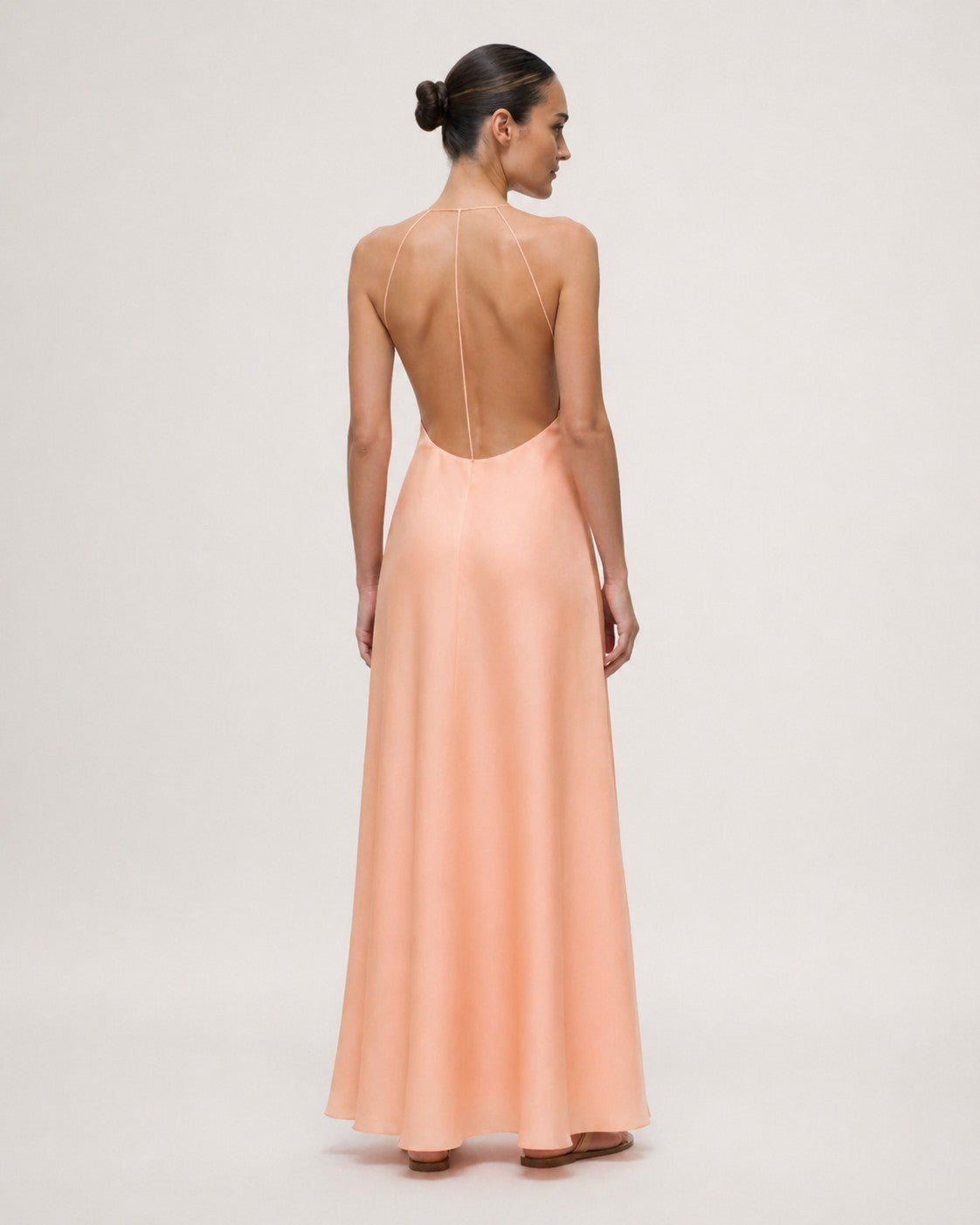 Alberta Ferretti Open-back Kleid aus Seide in Apricot von hinten getragen