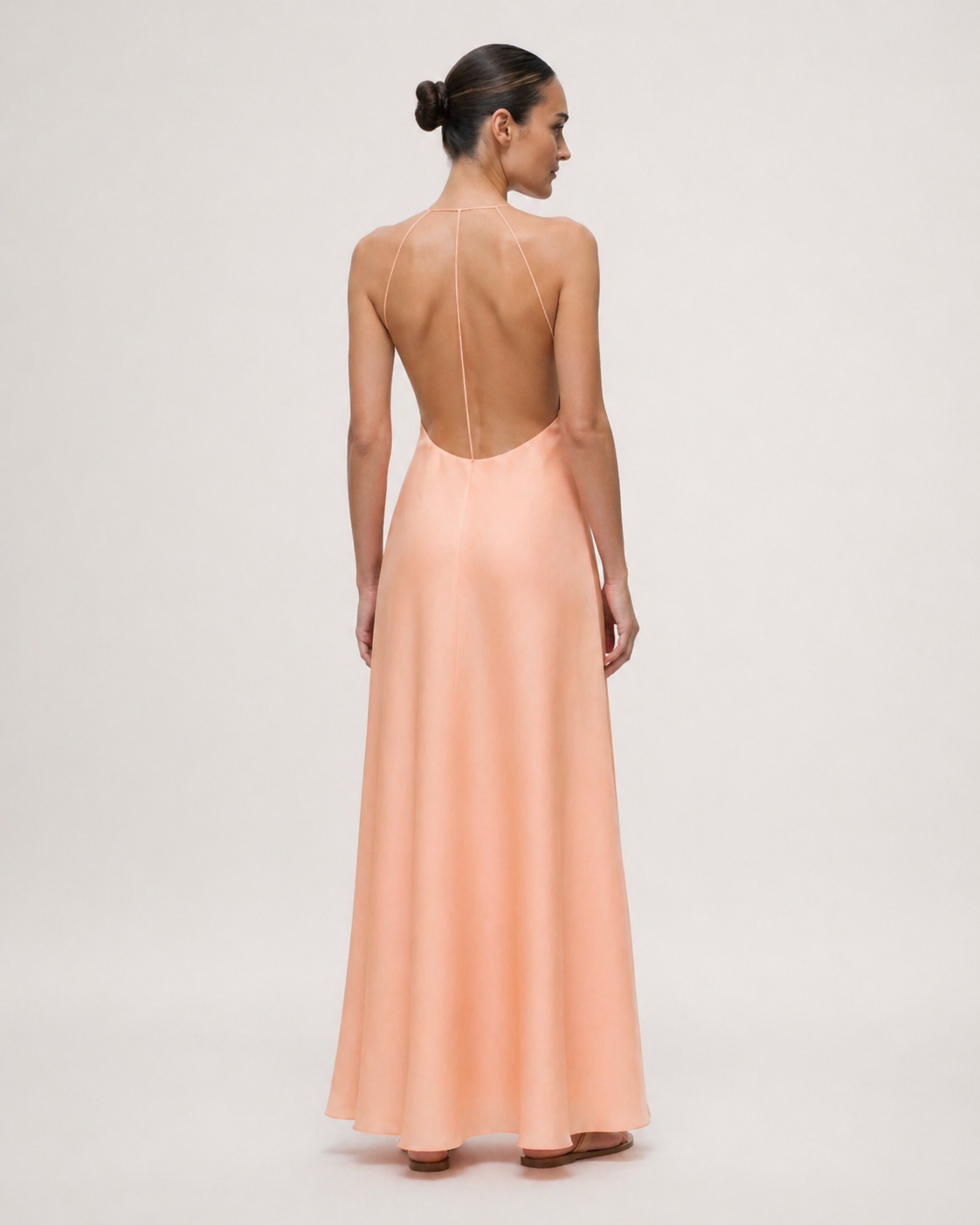 Open-back Kleid aus Seide Apricot