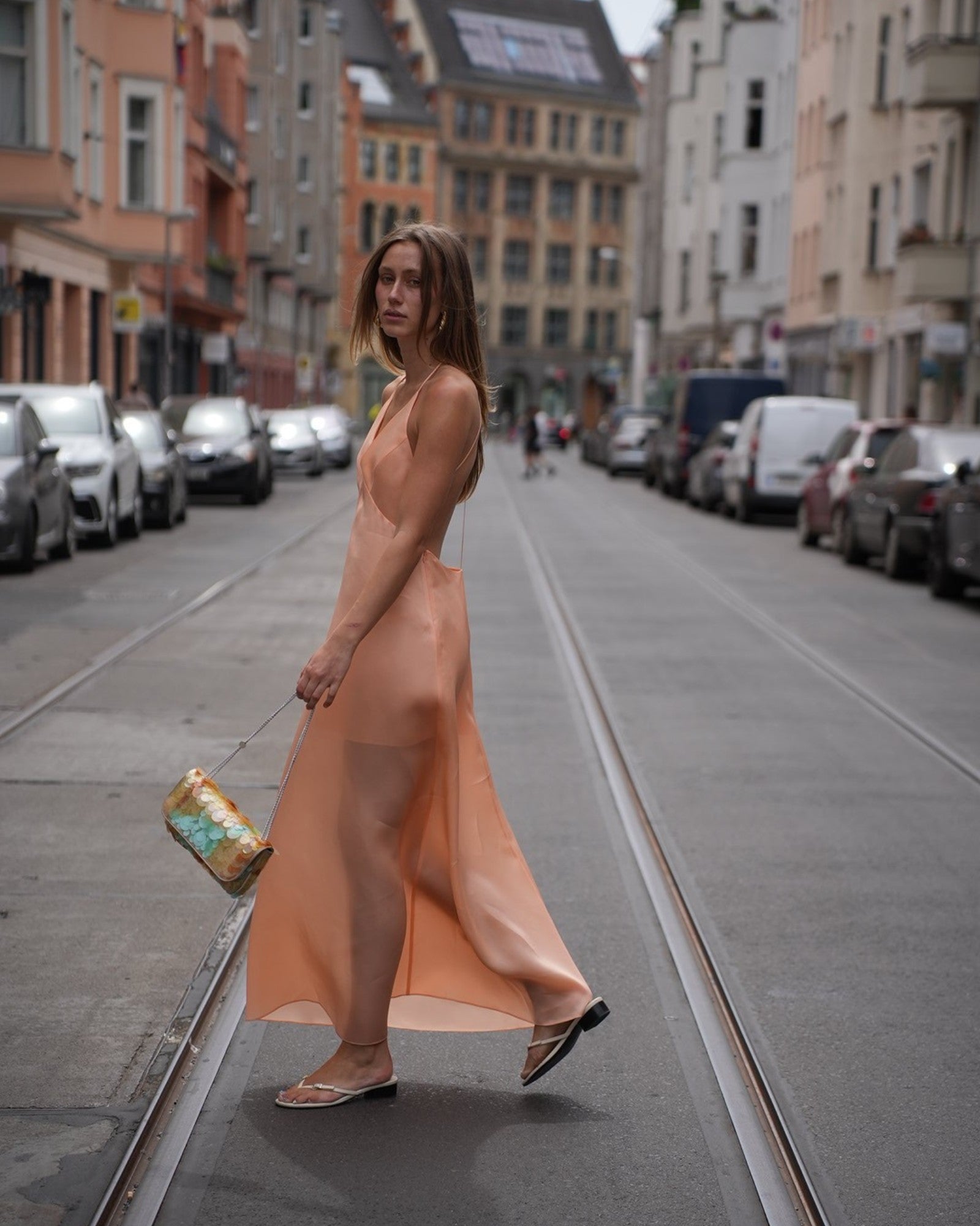 Seitenansicht des Alberta Ferretti Open-back Kleids in Apricot