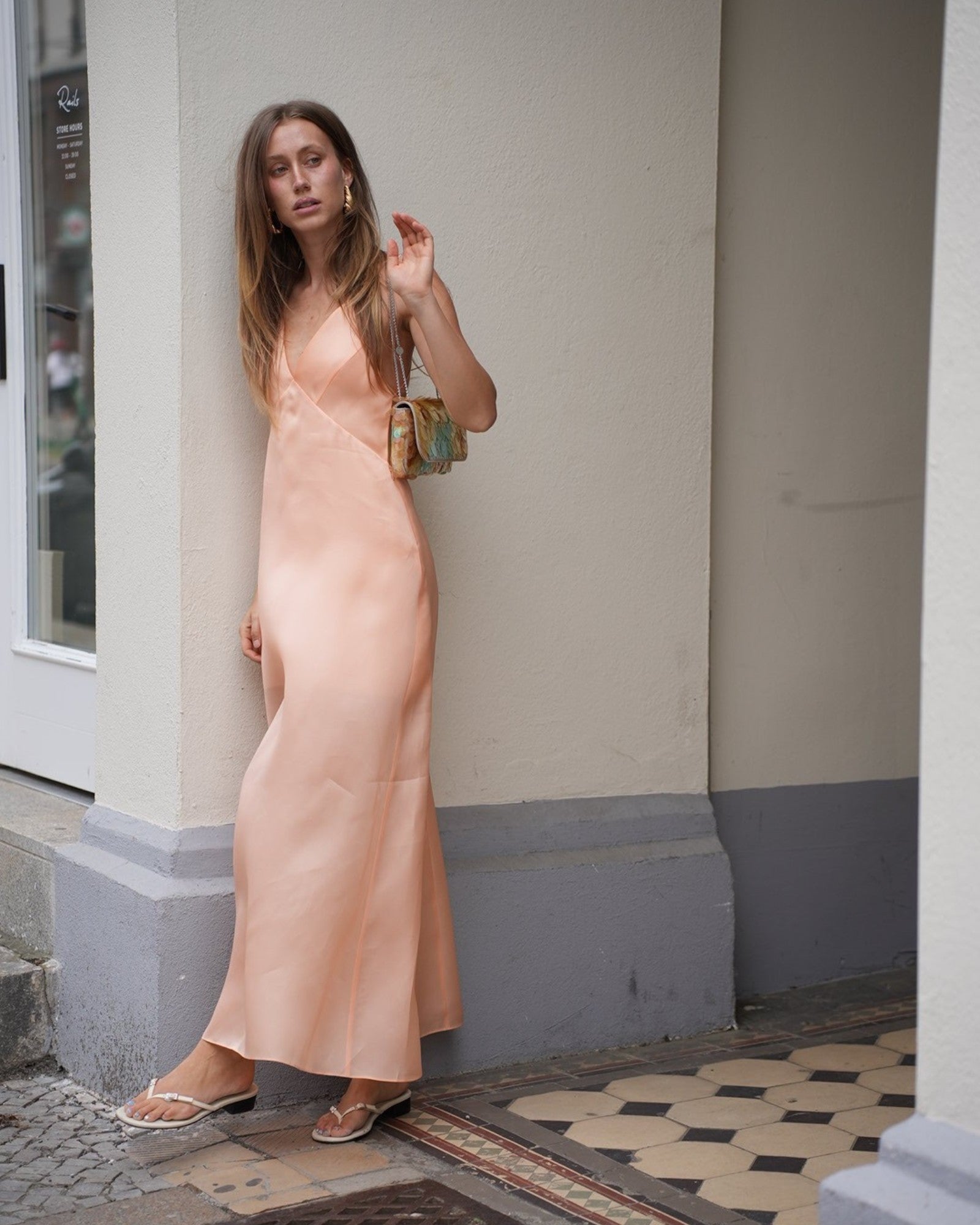 Alberta Ferretti Open-back Kleid aus Seide in Apricot im Streetstyle