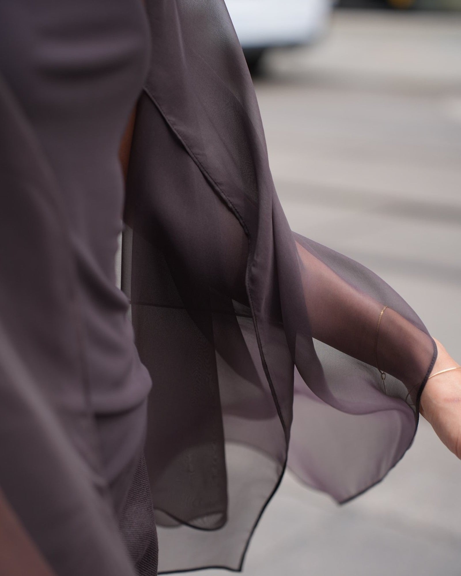 Detail des Alberta Ferretti Tops mit transparenten Chiffonärmeln