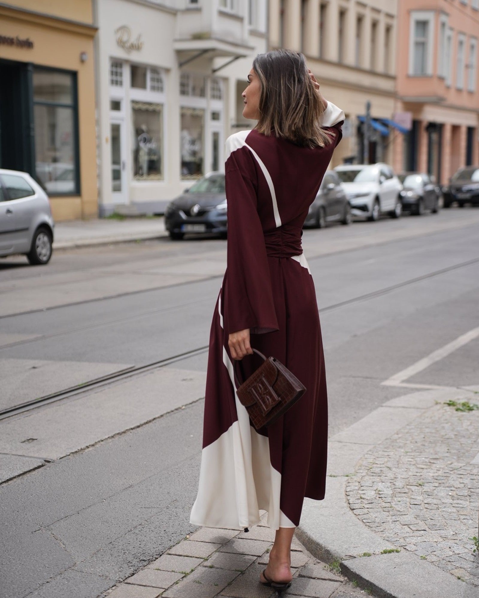 Alberta Ferretti Two-Tone Kleid in Braun Weiß von hinten im Styling
