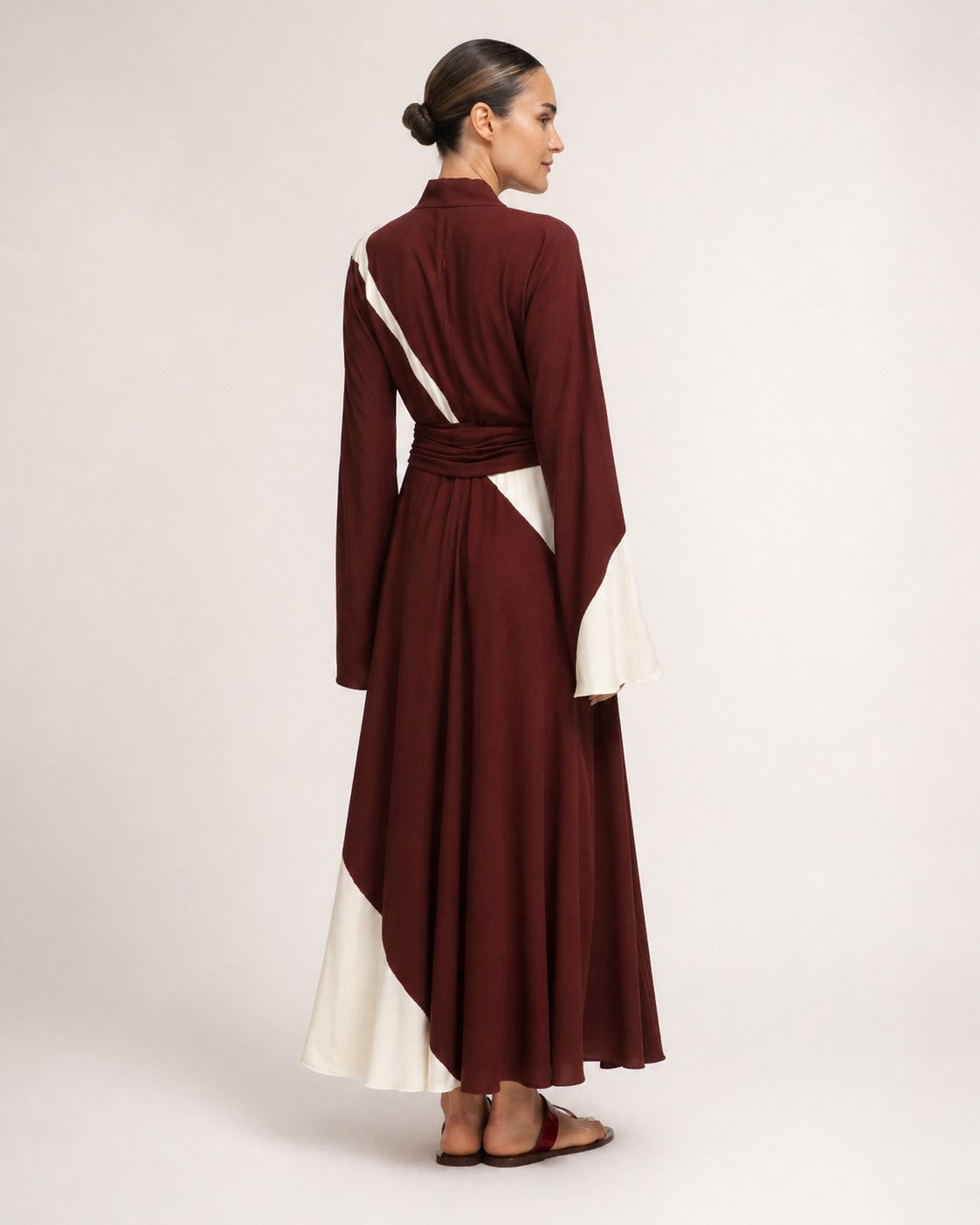 Alberta Ferretti Two-Tone Kleid in Braun Weiß von hinten im Styling