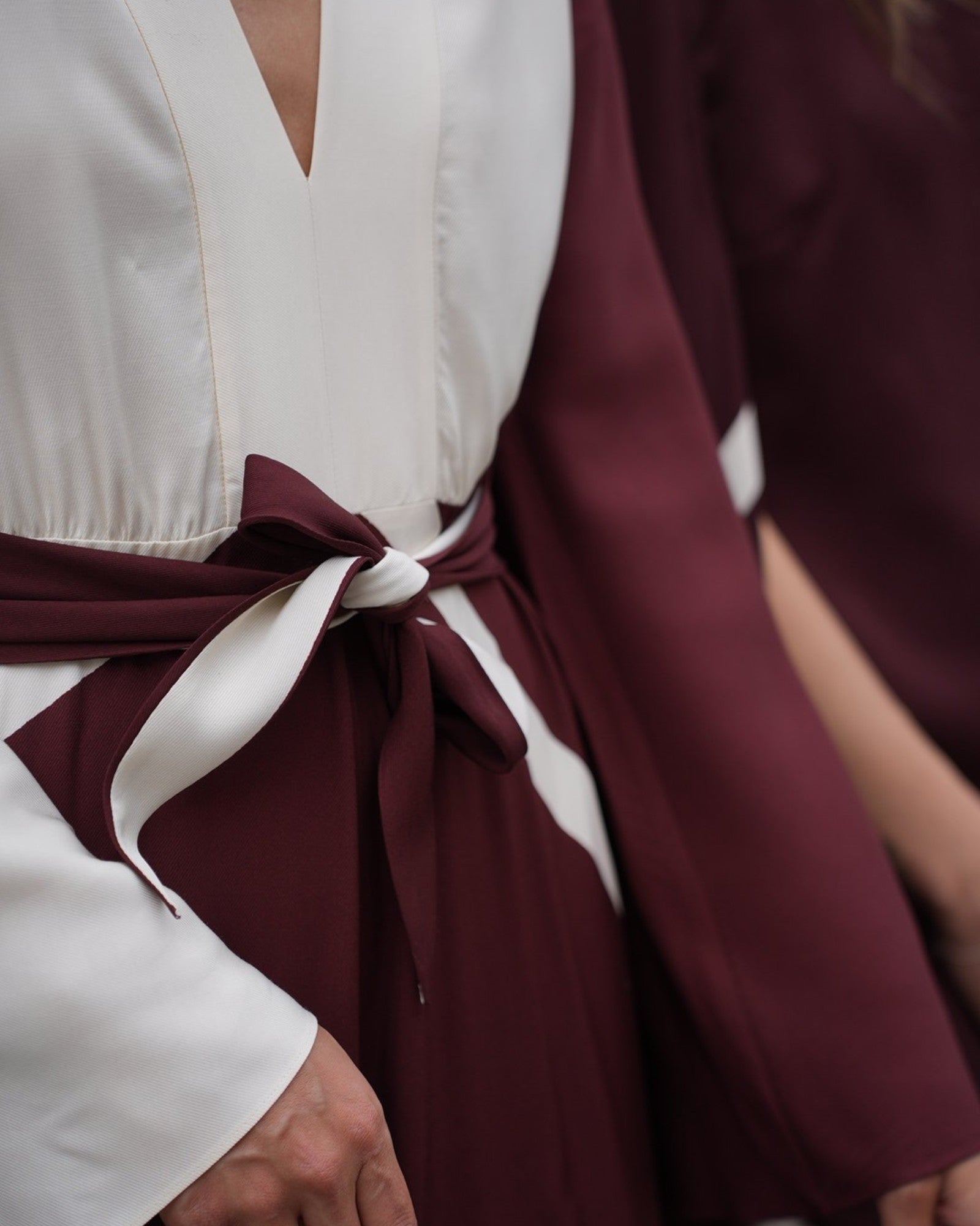 Detail des Alberta Ferretti Two-Tone Kleids mit Bindegürtel