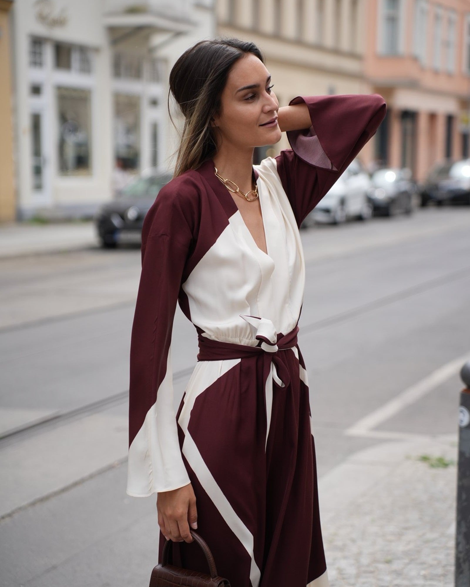 Alberta Ferretti Two-Tone Kleid in Braun Weiß von der Seite im Styling
