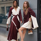 Zwei Models mit kurzem Alberta Ferretti Kleid in Braun Weiß und Alberta Ferretti Two-Tone Kleid