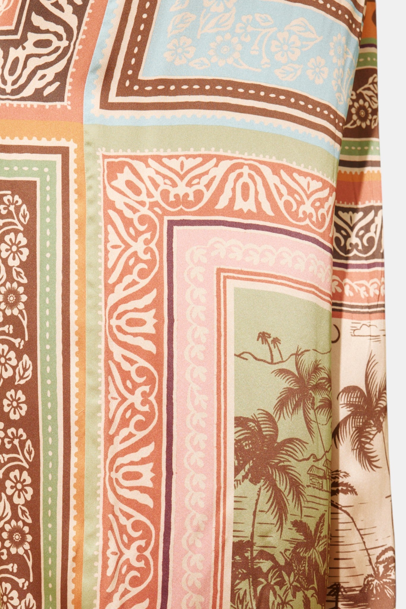 Detail der Alémais Alberta Hose Seide Multicolor im getragenen Styling