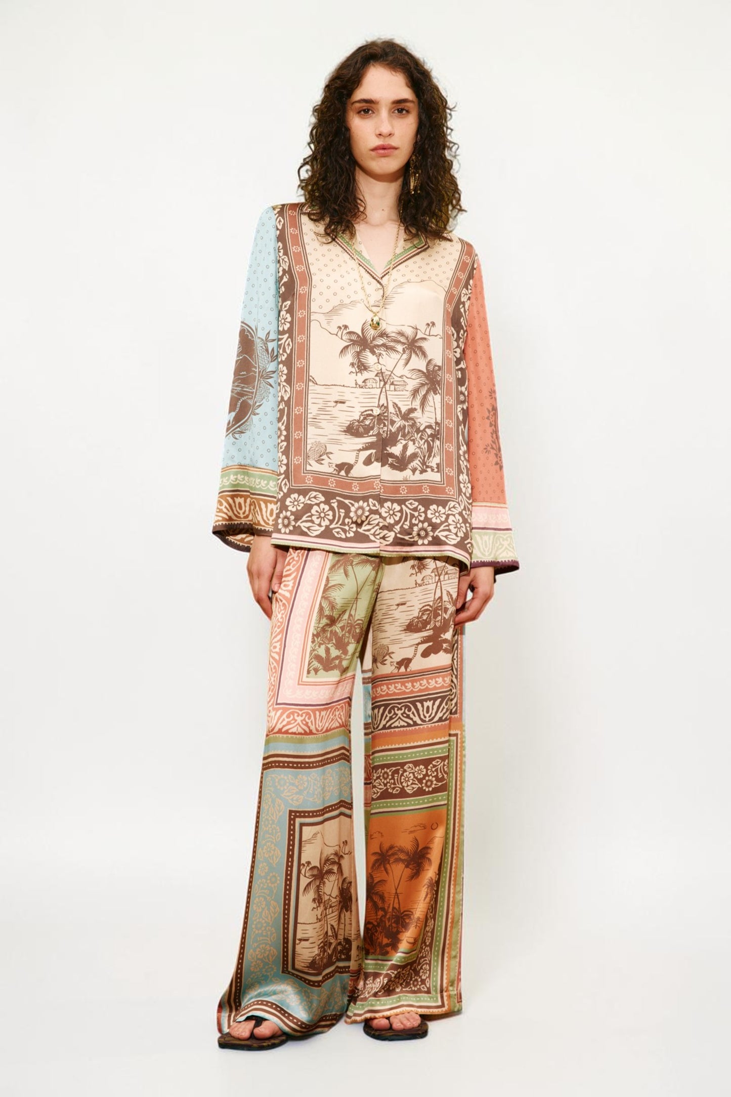 Alémais Alberta Bluse und Hose Seide Multicolor von vorne getragen