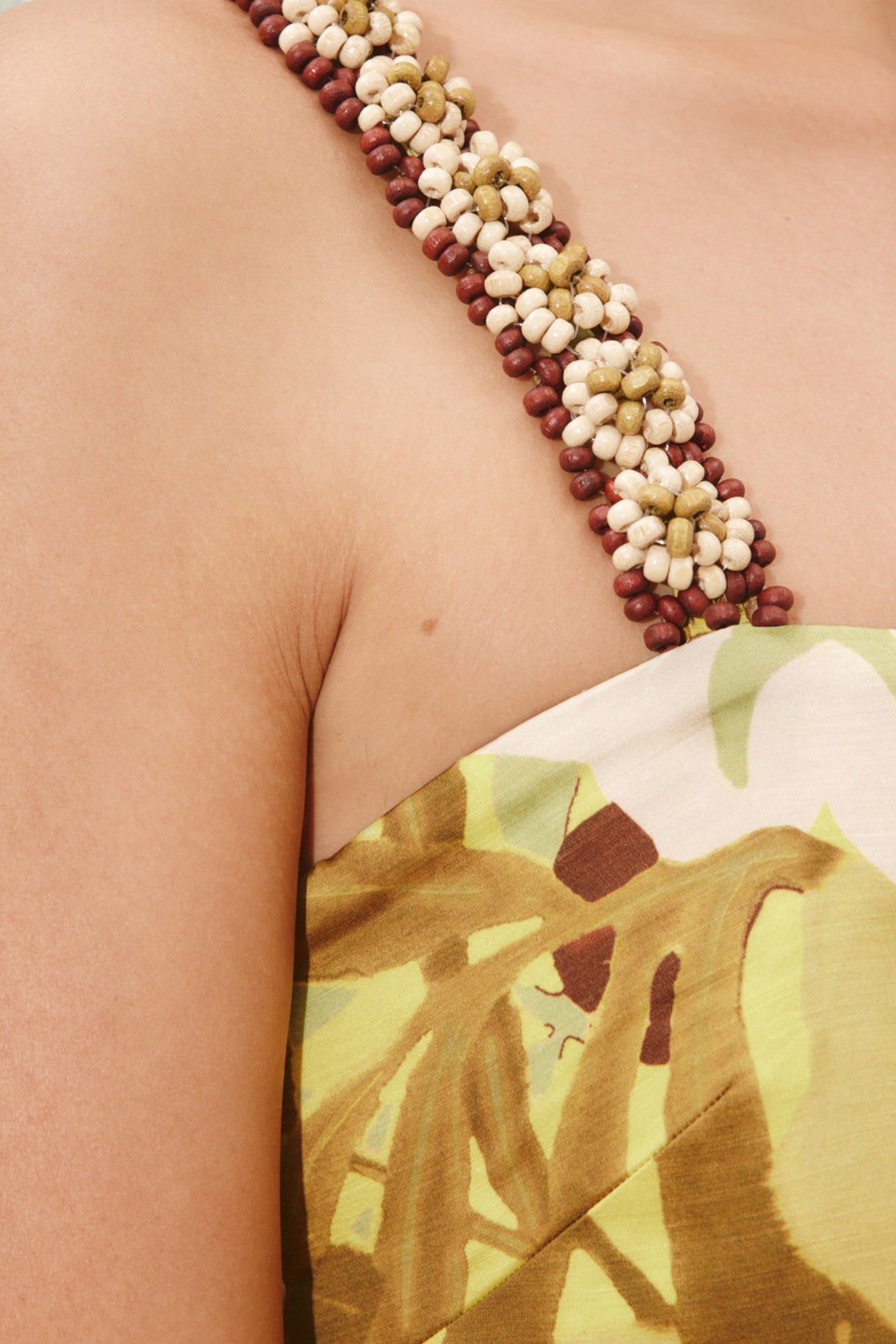 Detail des Alémais Midi Kleids Multicolor im getragenen Styling