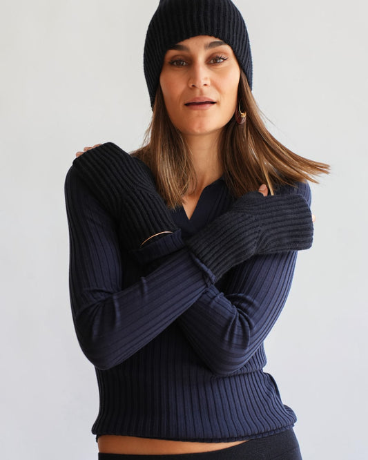 Allude Cashmere-Stulpen in Dunkelblau am Model mit verschränkten Armen