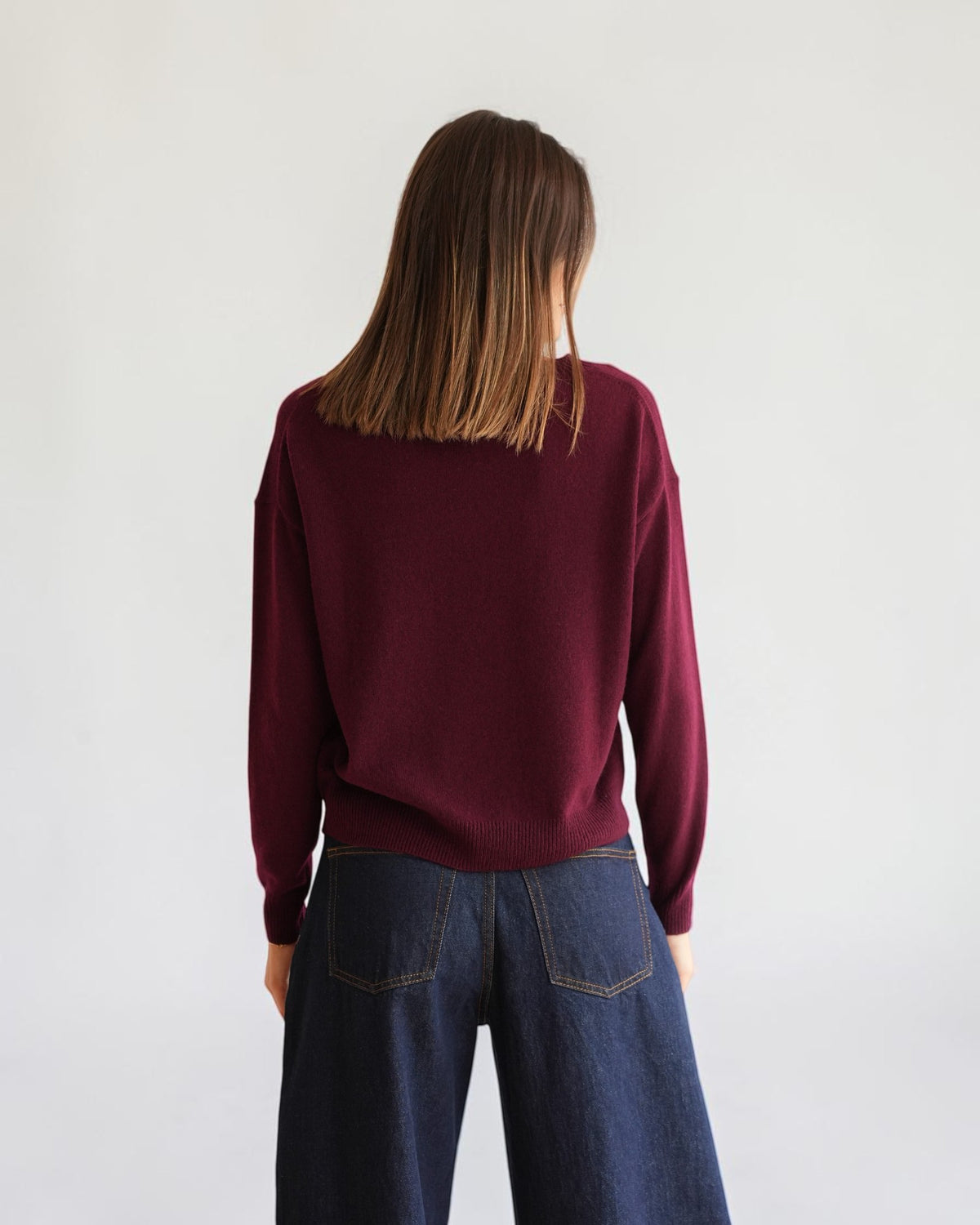 Rückansicht des Allude U-Boot-Pullovers in Burgundy aus Cashmere am Model