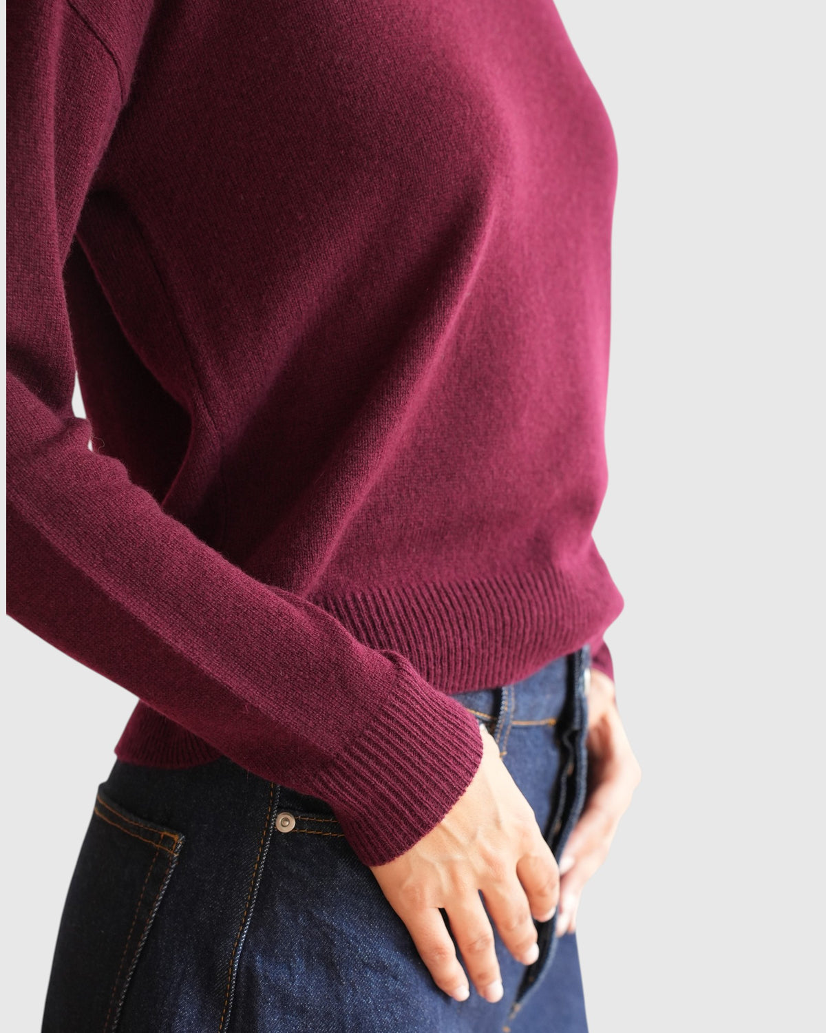 Materialdetail des Allude U-Boot-Pullovers in Burgundy aus Cashmere am Model