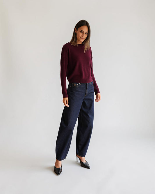 Allude U-Boot-Pullover in Burgundy aus Cashmere von vorne am Model