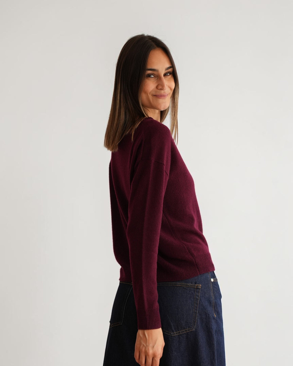 Schulterdetail des Allude U-Boot-Pullovers in Burgundy aus Cashmere am Model