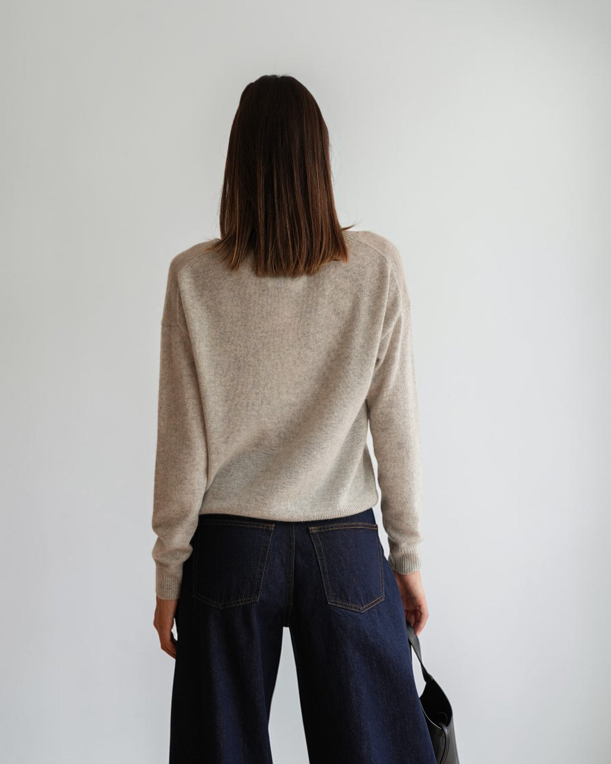 Rückansicht des Allude U-Boot-Pullovers aus Cashmere in Grau am Model