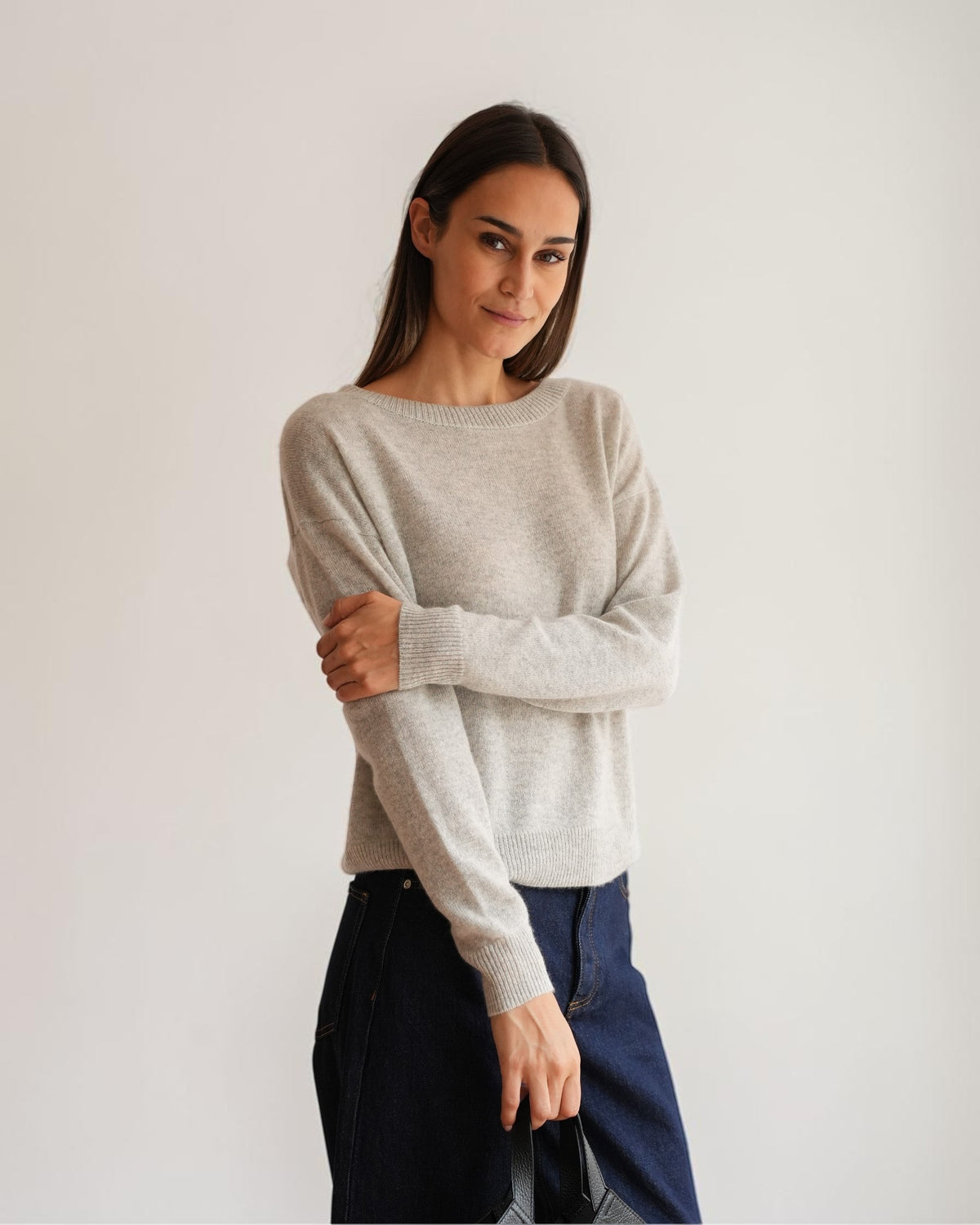 Detailansicht des Allude U-Boot-Pullovers aus Cashmere in Grau von vorne am Model