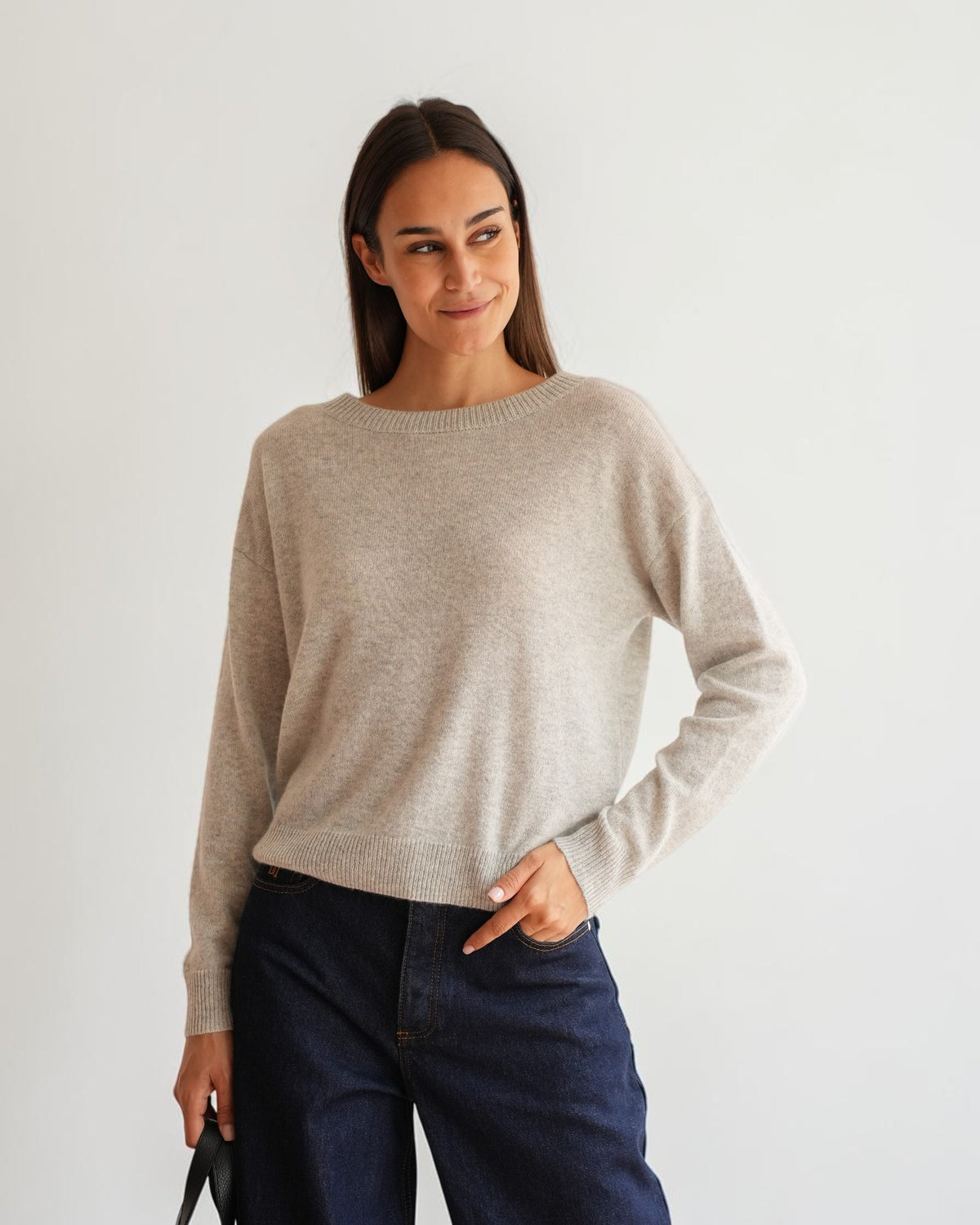 Allude U-Boot-Pullover aus Cashmere in Grau von vorne am Model