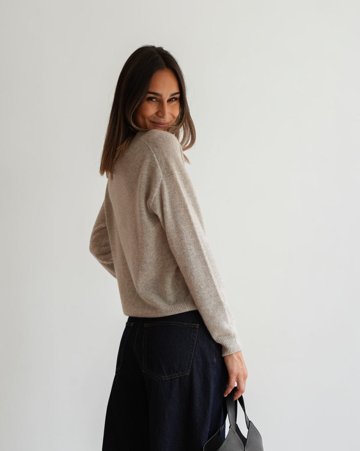 Schulterdetail des Allude U-Boot-Pullovers aus Cashmere in Grau am Model