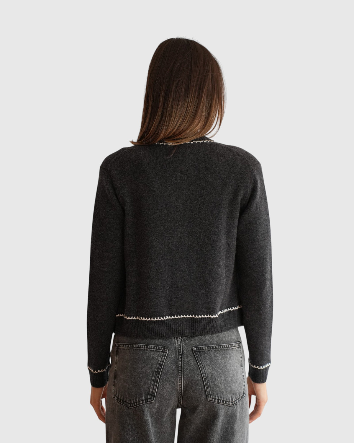 Allude Strickjacke in Grau Weiß – Rückansicht Detail am Model