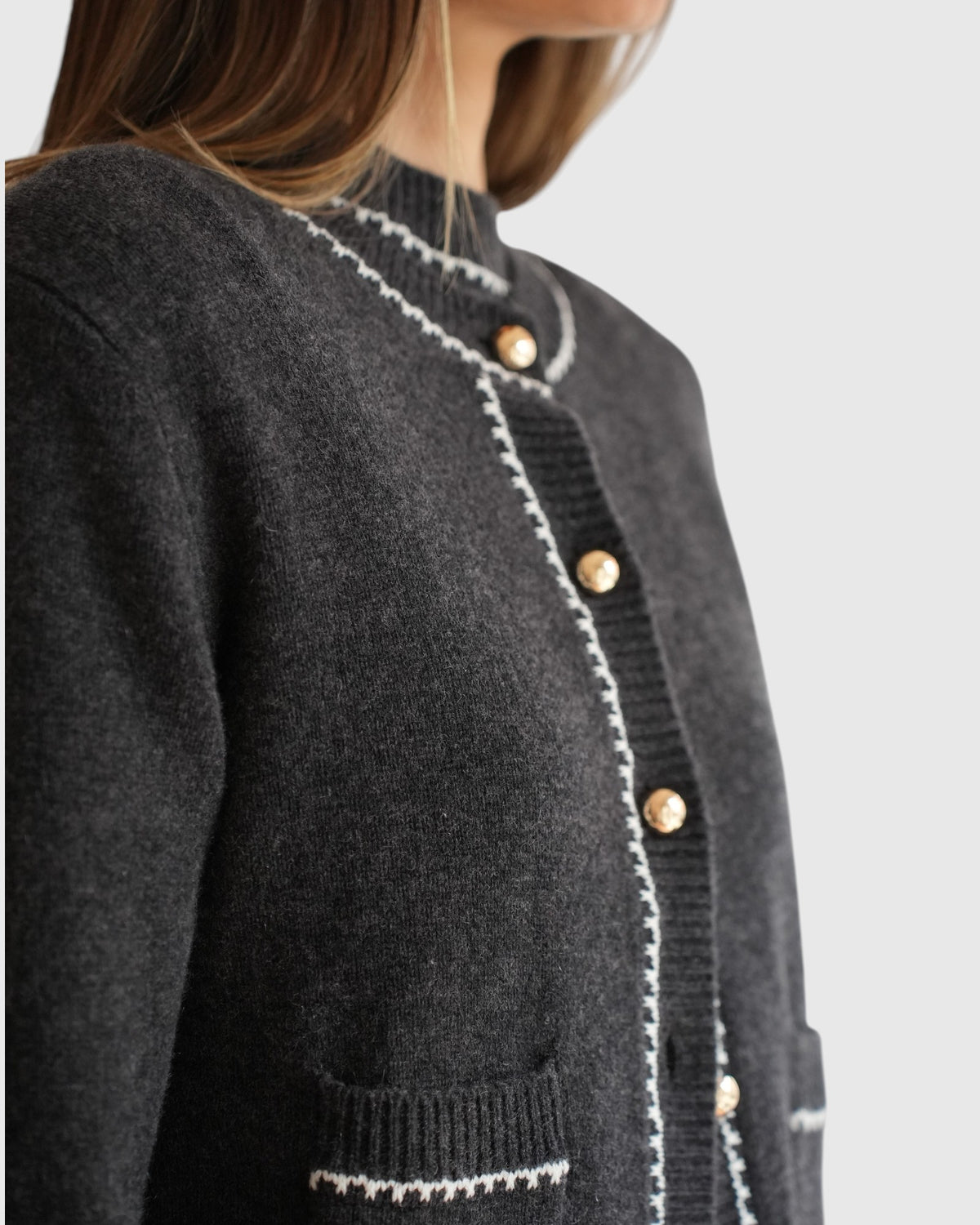 Allude Strickjacke in Grau Weiß – Detail der goldfarbenen Knopfleiste