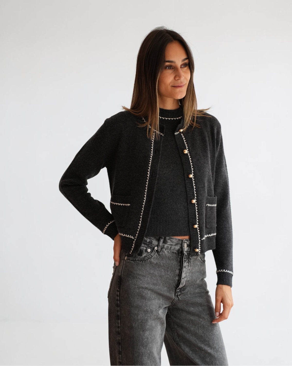 Allude Strickjacke in Grau Weiß mit goldfarbenen Knöpfen – Detailansicht vorne am Model