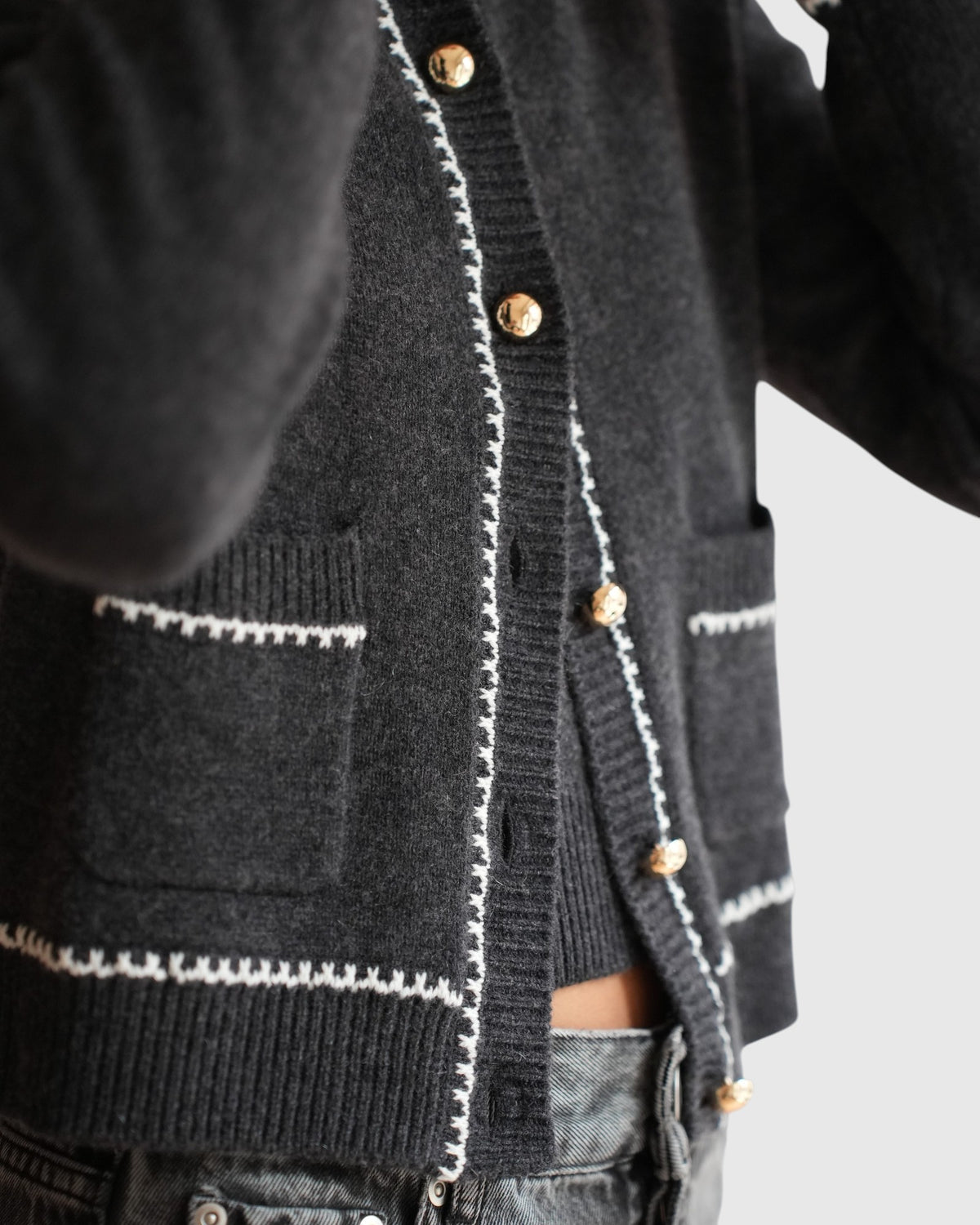 Allude Strickjacke in Grau Weiß – Detail der aufgesetzten Taschen