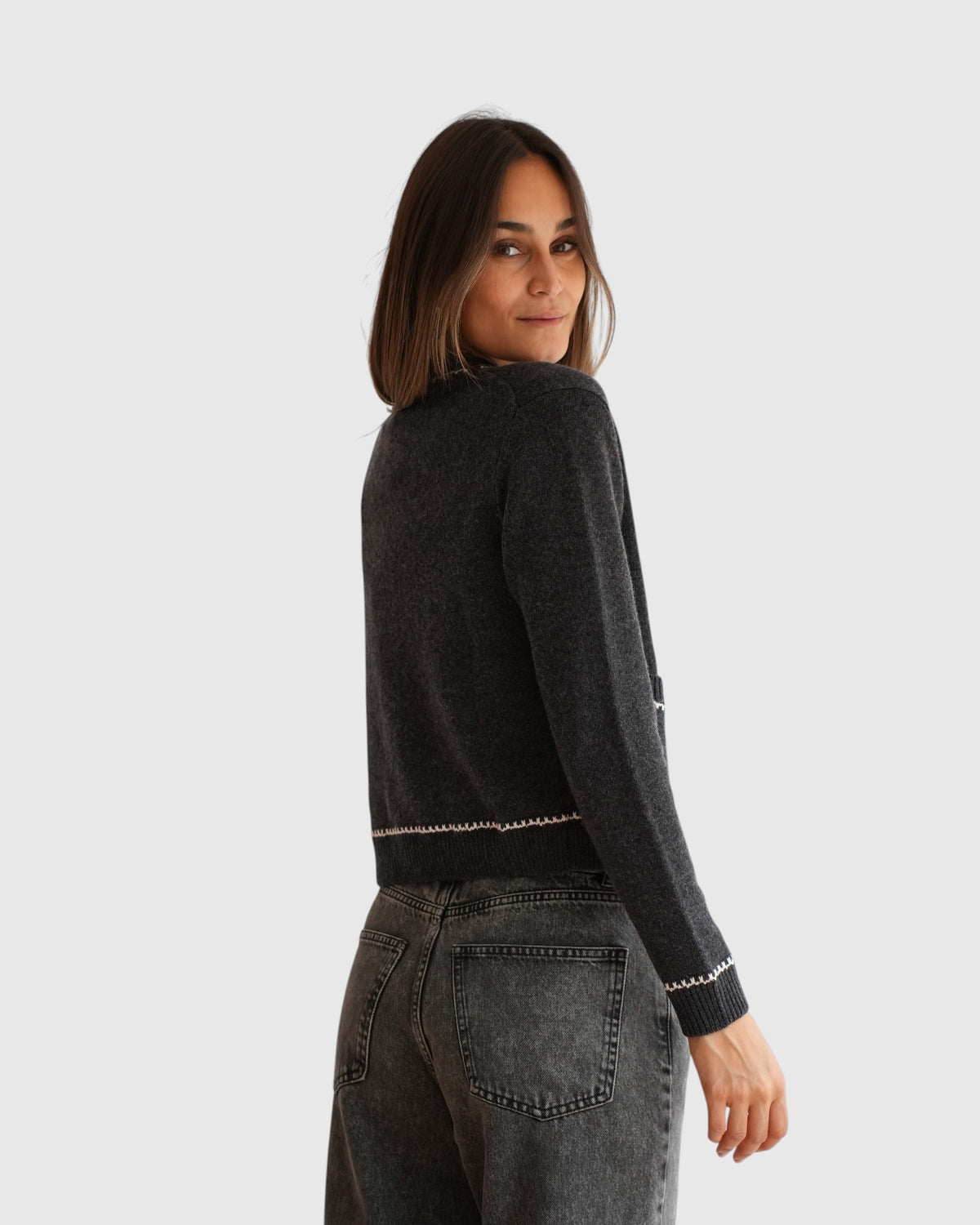 Allude Strickjacke in Grau Weiß – Schulterdetail am Model