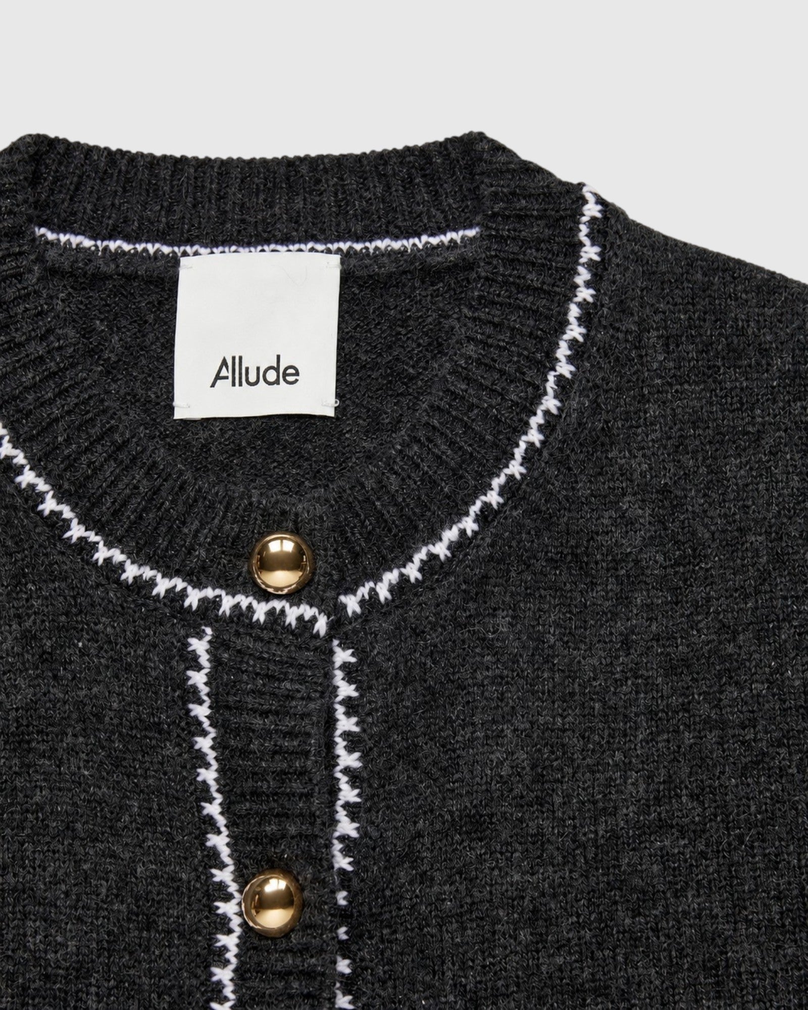 Strickjacke mit goldfarbenen Knöpfen