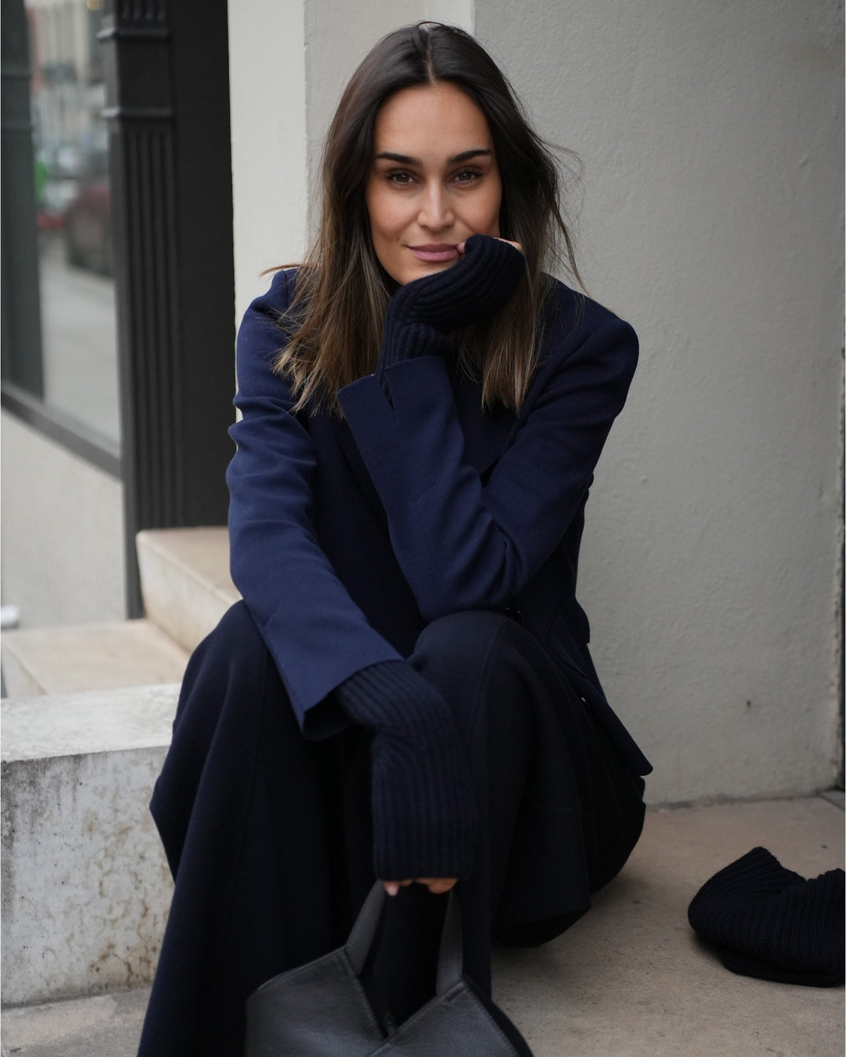 Allude Cashmere-Stulpen in Dunkelblau im sitzenden Styling am Model