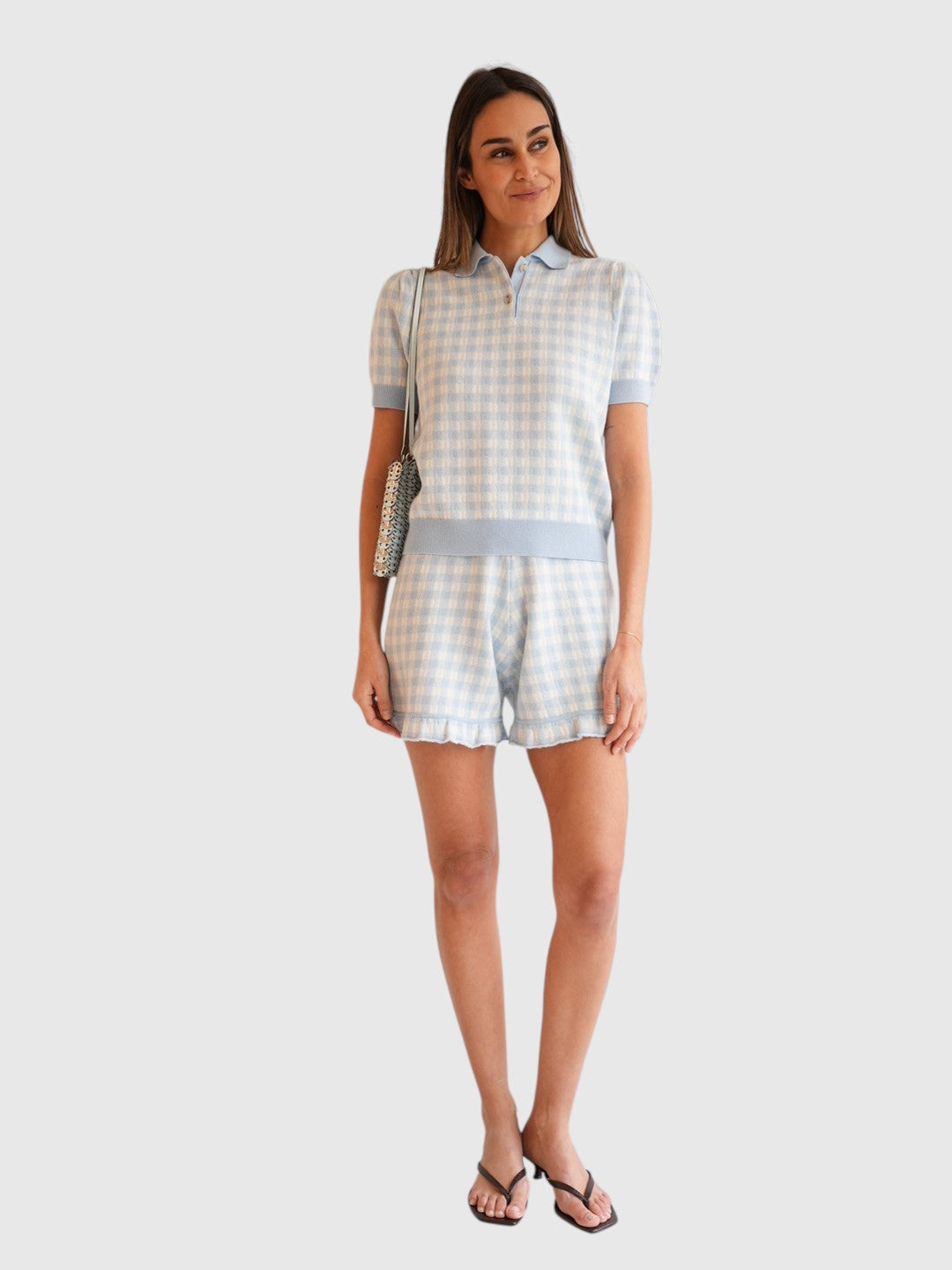 Allude Polo und Shorts Caro am Model vorne