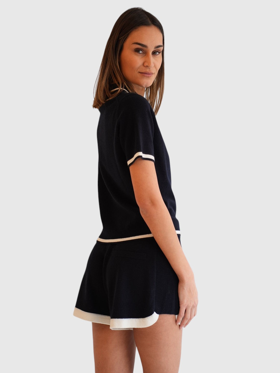Allude Polo Shirt Navy Cashmere von hinten getragen mit passenden Shorts