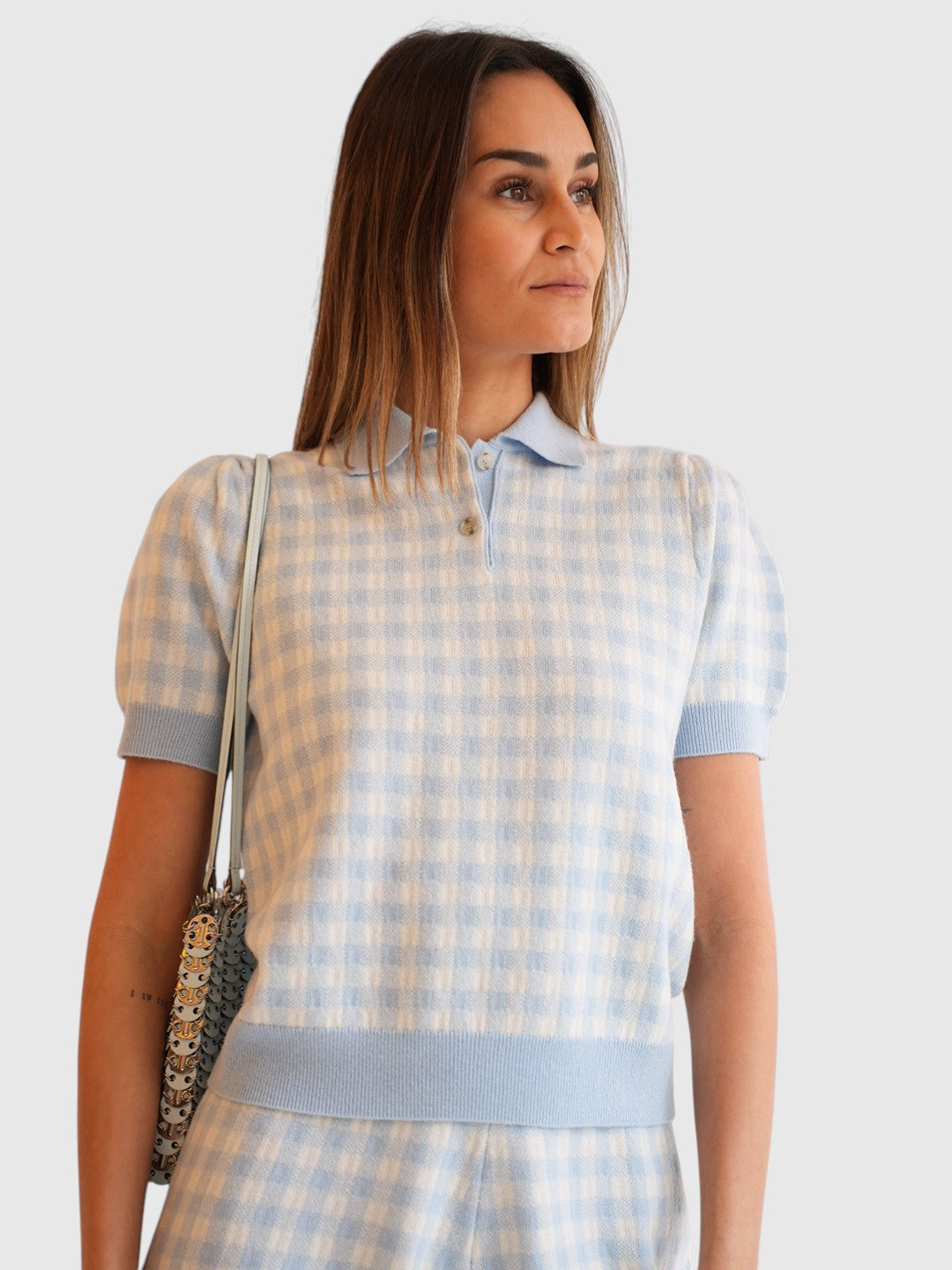 Allude Polo und Shorts Caro am Model Detailansicht vorne