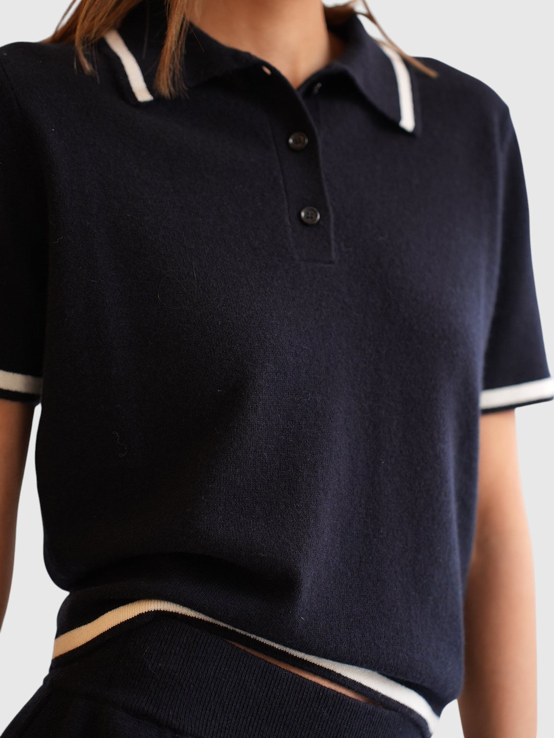 Detail des Allude Polo Shirts Navy Cashmere im getragenen Styling