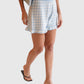 Detail der Allude Shorts Blue White Check im getragenen Styling