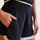 Allude Shorts Cashmere Navy am Model Detailansicht Material und Farbe