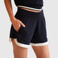 Detail der Allude Shorts Navy Cashmere im getragenen Styling